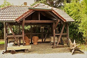 Ein offenes Carport in Wildgrube mit alten Haushaltgegenständen