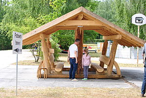 Überdachte Sitzgruppe aus Mondholz