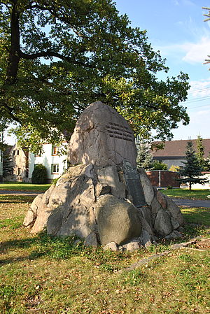 Blick zum Gedenkstein in Domsdorf