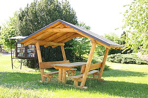überdachte Sitzgruppe in Prieschka