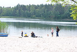 Familie am Sandstrand am Rückersdorfer See