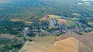 Luftbild mit Blick auf den Ort Theisa und die angrenzenden Wald- und Feldflächen.