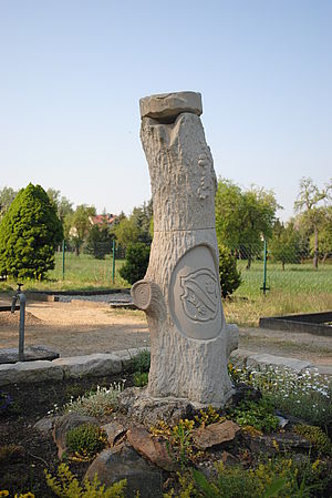 Blick auf den Steinbaum auf dem Prestewitzer Friedhof