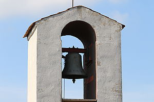 Blick zum Glockenturm in Zinsdorf mit Ansicht der Glocke